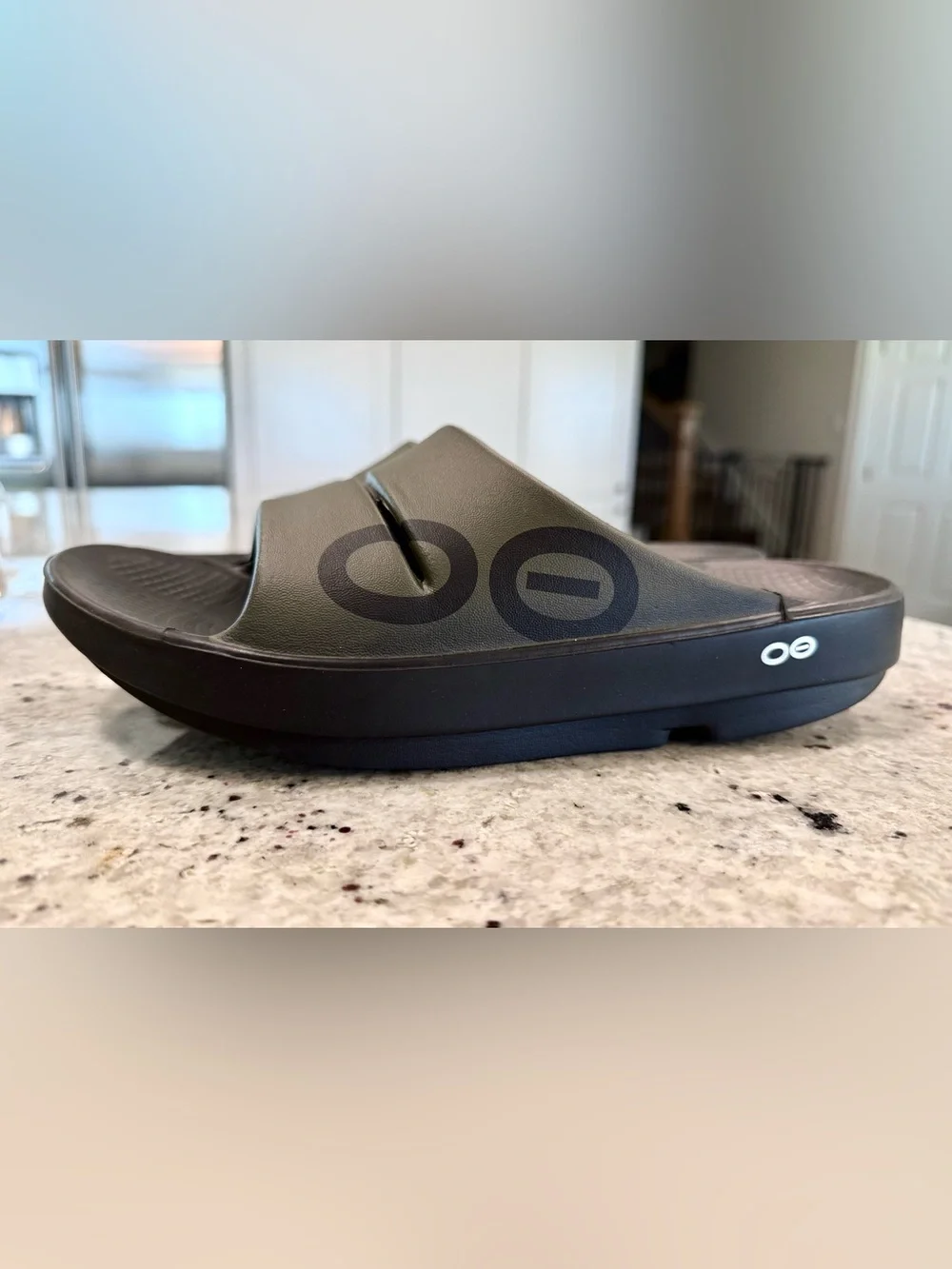 OOFOS Unisex Olive Green and Black Recovery Slides